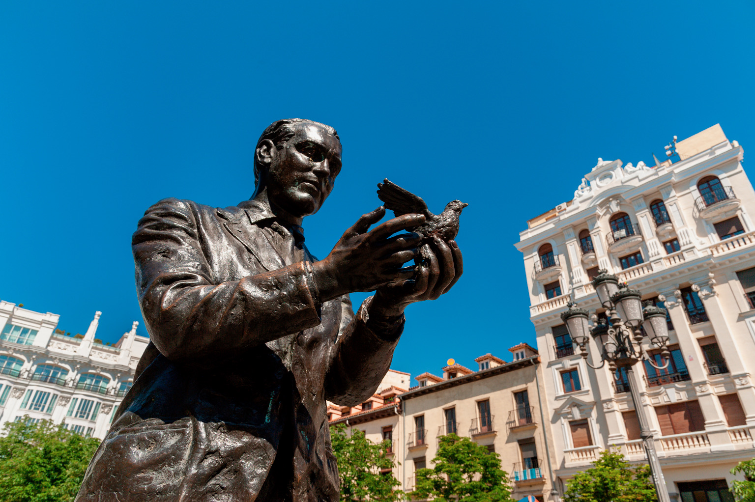 Estatua en homenaje a Lorca, situada en la Plaza de Santa Ana, enfrente del Teatro Español